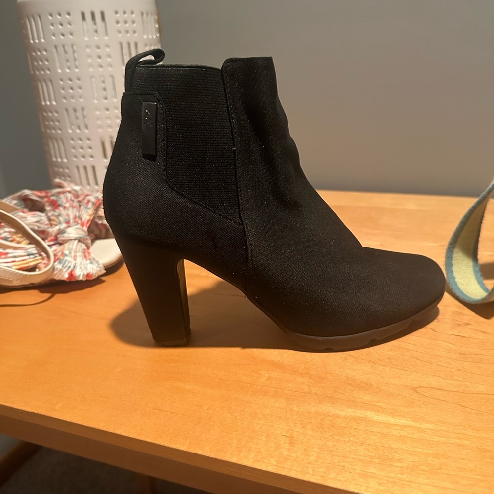 Akiko Sleek Black Ankle Boots